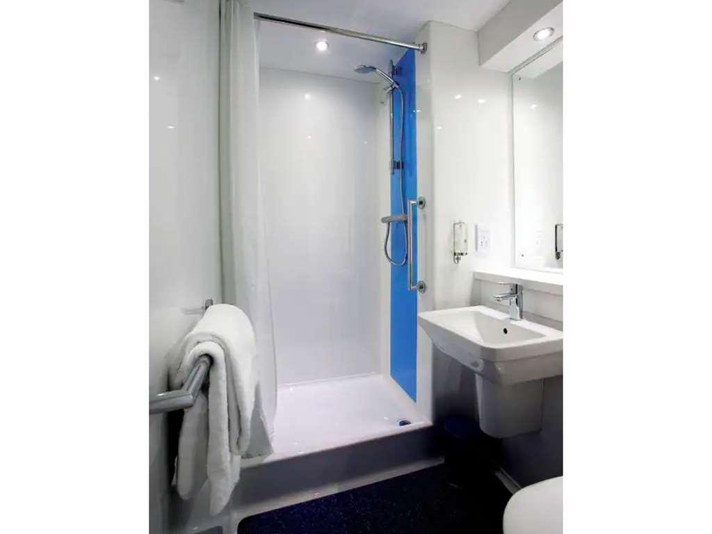 Travelodge London Central Bank Номер фото