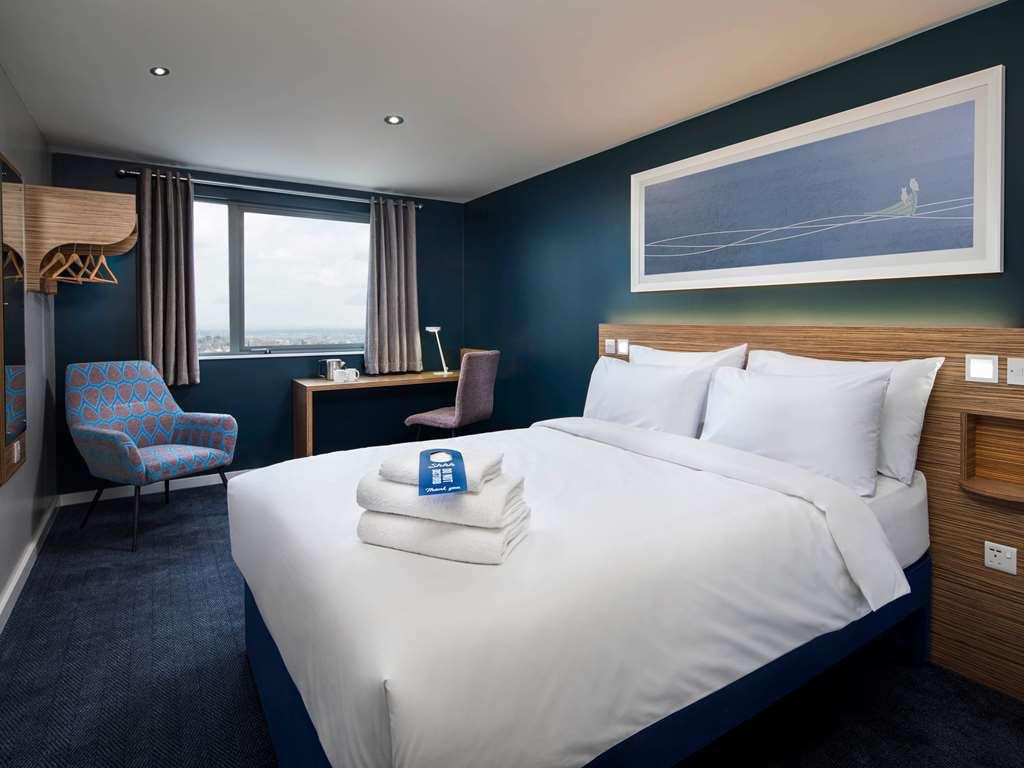 Travelodge London Central Bank Номер фото